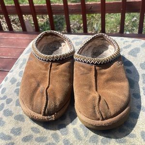 Tan ugg tasmen used ( you can wash and dry) with fur in them comfortable unisex